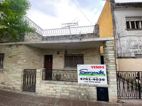 Casa 3 amb con entrada de auto , patio y deposito al fondo