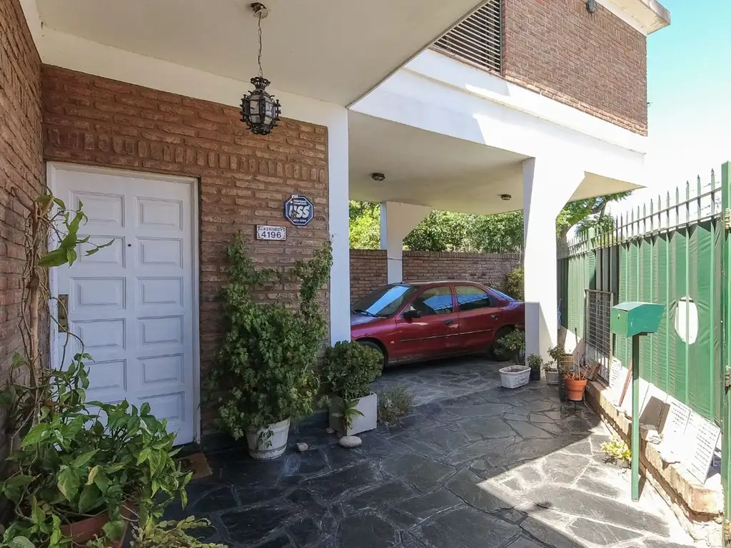 Casa 4 Ambientes en Venta  con Cochera