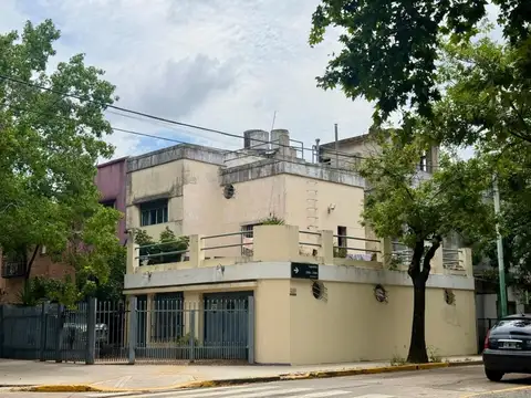 Casa en 2 plantas de 4 amb. Garaje, patio y terraza a mejorar