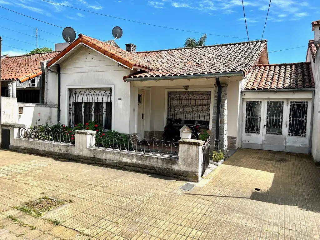 Martínez: Muy Buen Chalet en Una Planta. 4 Amb con Gran Jardín. Lote:10x31.50.Garage cubierto