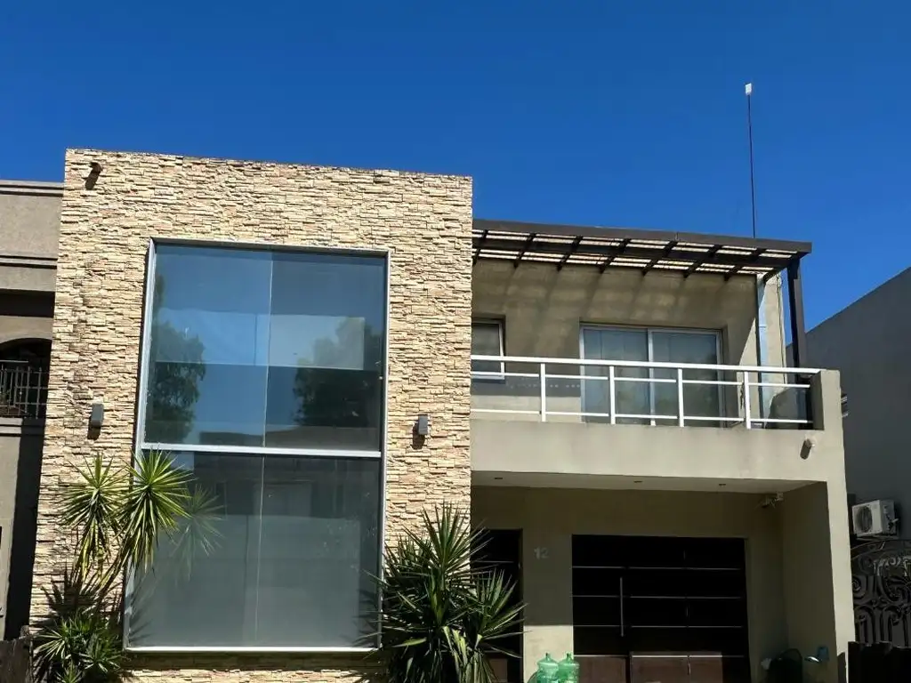 Casa en venta 6 ambientes en Barrio Cerrado