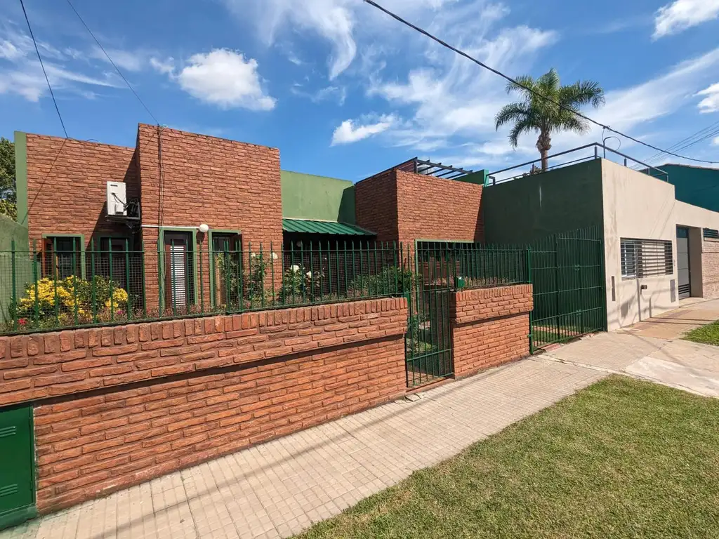 Casa en venta - 3 Dormitorios 3 Baños - Cochera - 300Mts2 - Villa Elvira, La Plata