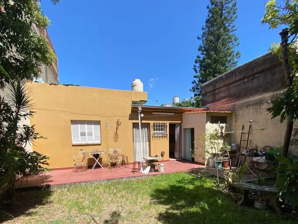 casa 3 ambientes con jardin y garage - a metros de avenida