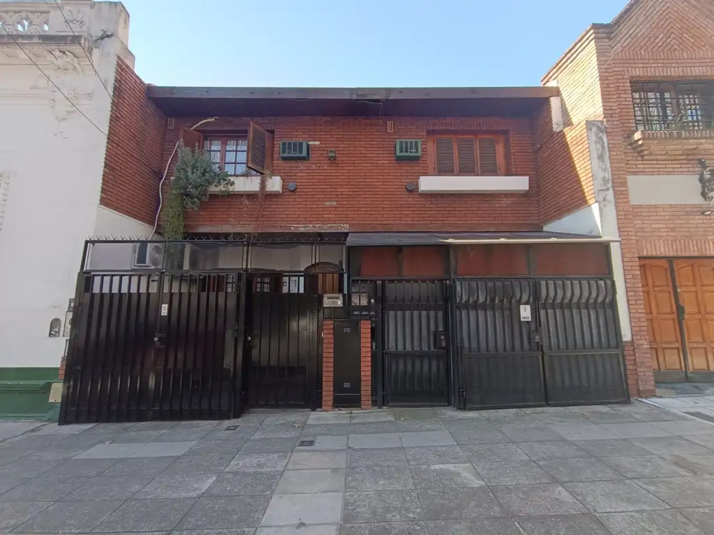 Casa 3 ambientes venta Flores con cochera