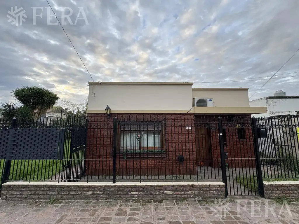 Venta Casa 3 ambientes con amplio jardín en Florencio Varela