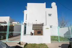Casa en venta - 2 dormitorios 2 baños - Cochera - 230mts2 - Villa Elisa, La Plata