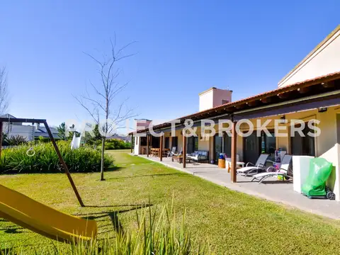 Casa en Venta - 4 dormitorios - USD 277.000