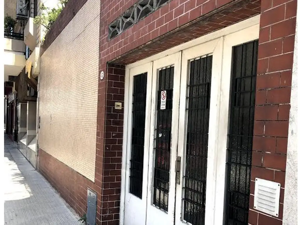 Casa con cochera sobre lote de 8.66 a 19.16 Boedo / limite con caballito