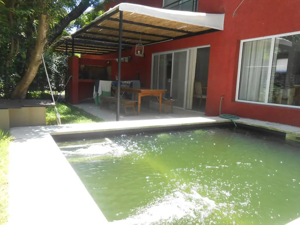 Casa en Venta en San Isidro, 2 dormitorios, 2 cocheras, pileta