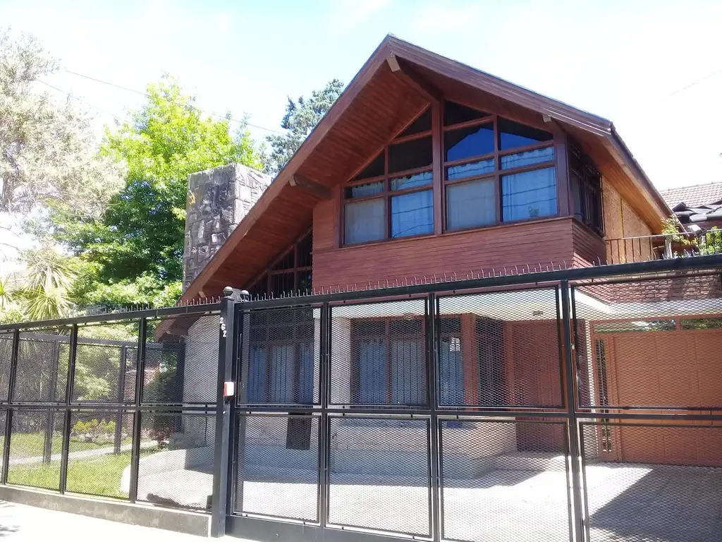 Venta. Chalet en Barrio Parque Bernal.