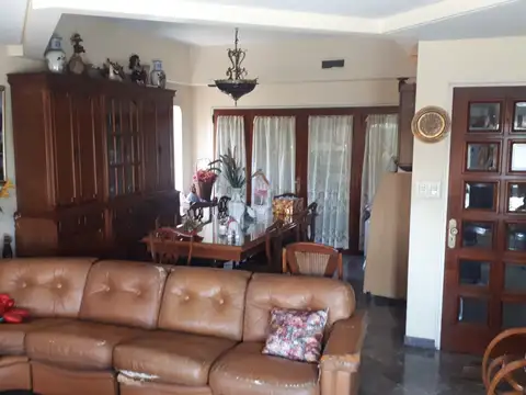 Excelente casa con deposito y detalles de categoria