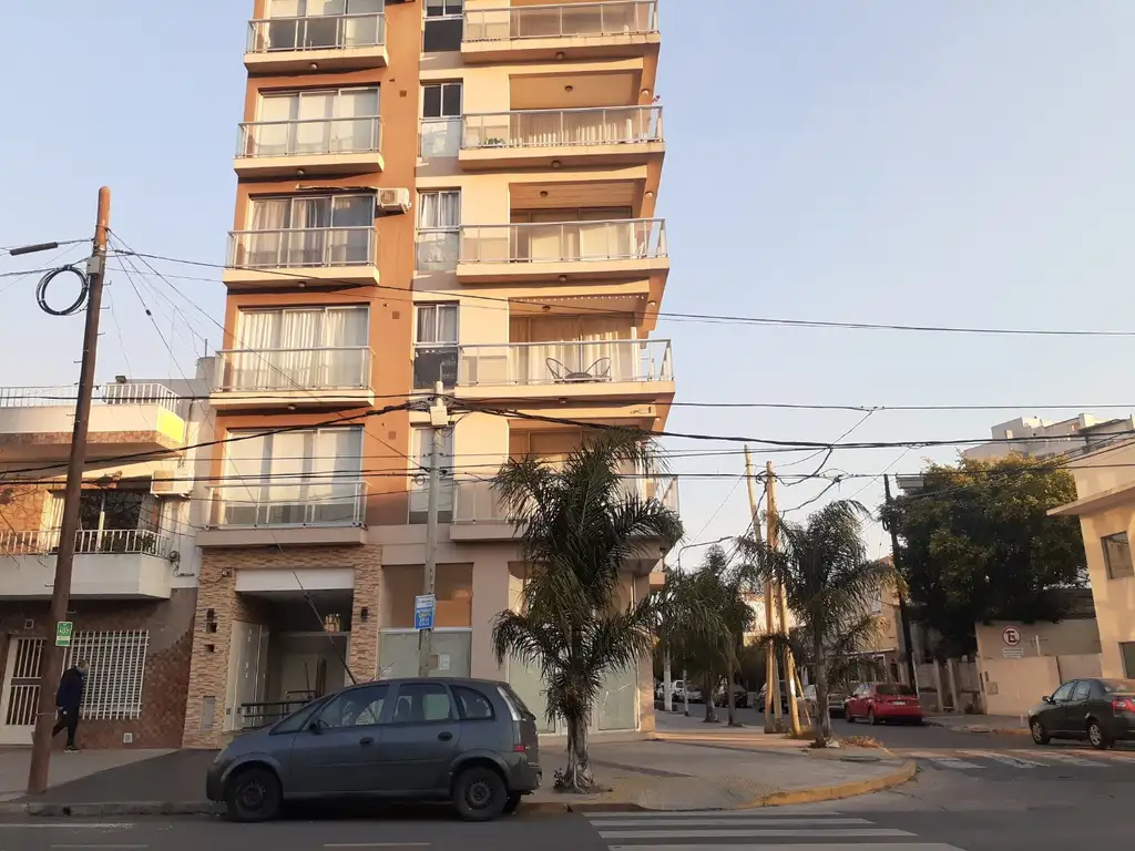 DEPARTAMENTO DE 2 AMBIENTES EN MUY BUENA UBICACION, CON UN ALPIO BALCON TERRAZA