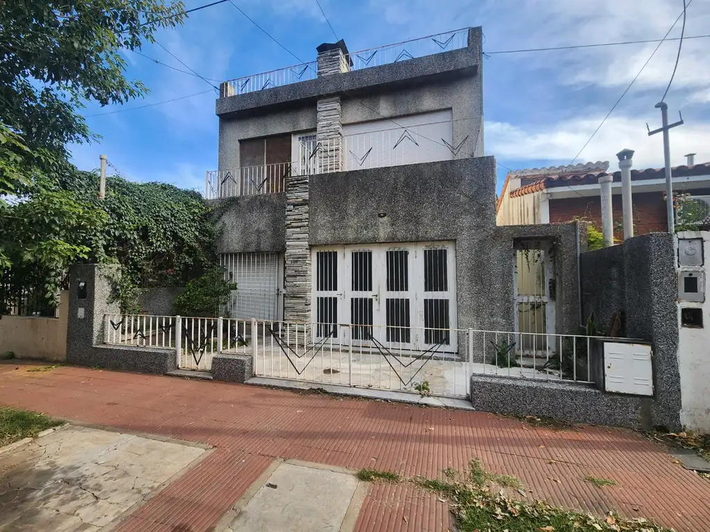 CASA DE 3 DORMITORIOS + 1 DE SERVICIO - APTO CRÉDITO - PATIO - A RECICLAR EN PARTE