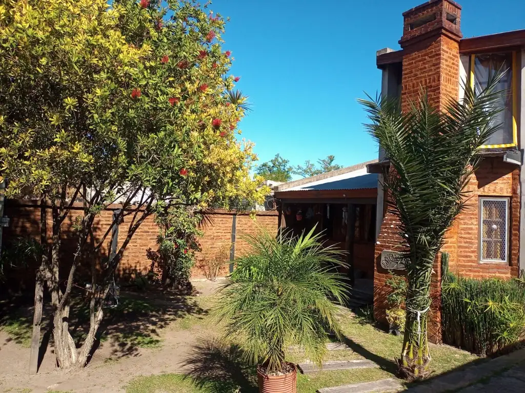 CASA MUY COMODA! 5 AMBIENTES, PARQUE, PARRILLA Y COCHERA!!! - Foto 0