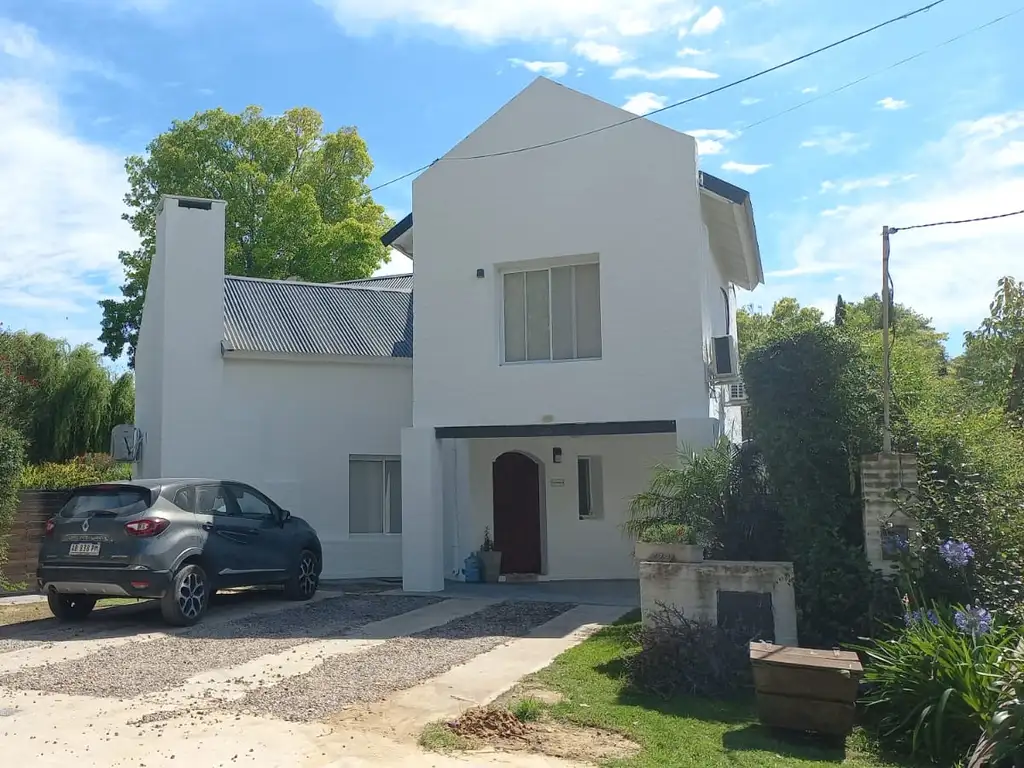 Vendo excelente chalet de dos plantas en Barrio Cerrado El Casco