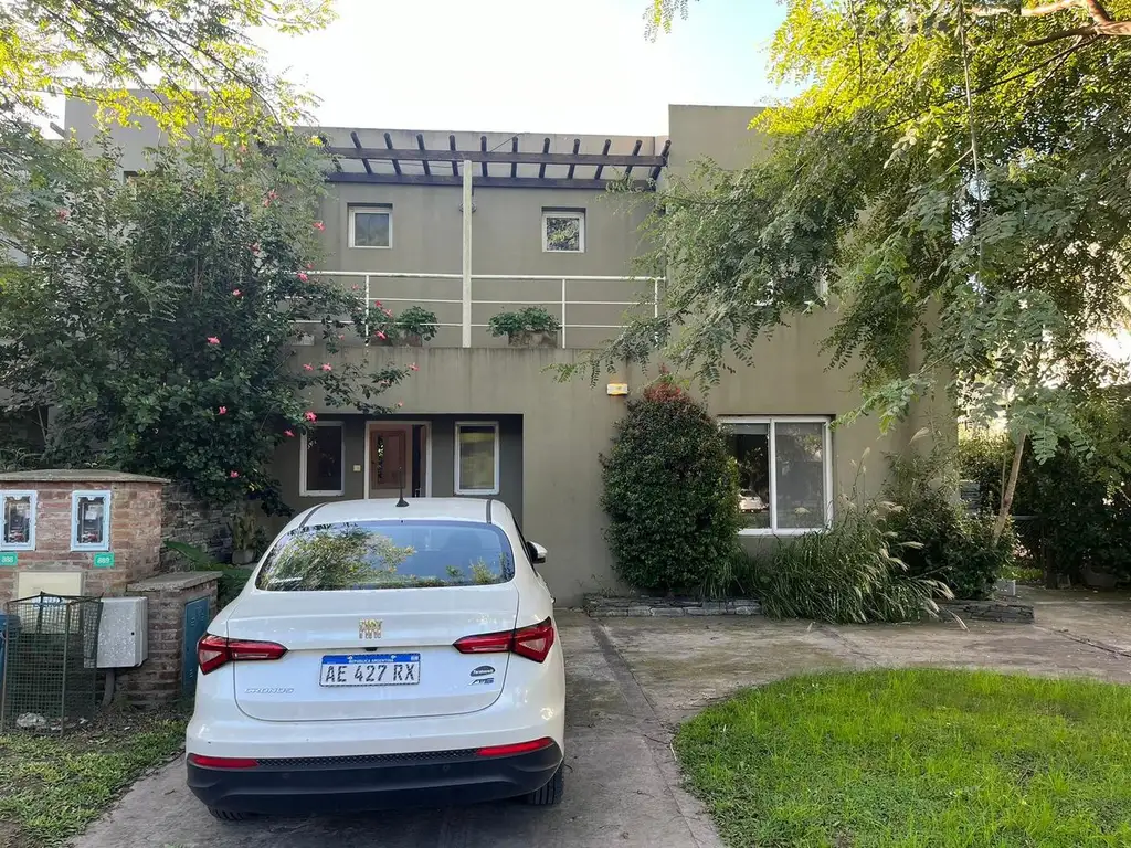 HERMOSA CASA EN 2 PLANTAS JARDIN PILETA PARRILLA AMOBLADA