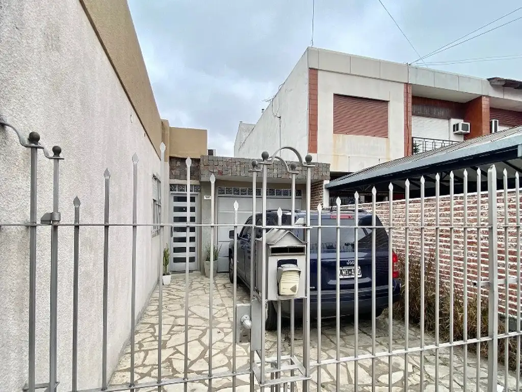 CASA EN VENTA EN RAMOS MEJIA SUR, 4 AMBIENTES CON LOCAL EN EL FRENTE, ENTRADA INDEPENDIENTE