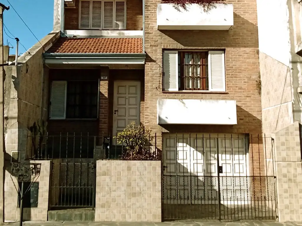 CASA EN TRES NIVELES DE 4 AMBIENTES CON GARAGE, PATIO Y PARRILLA. SUAREZ AL 300 AVELLANEDA