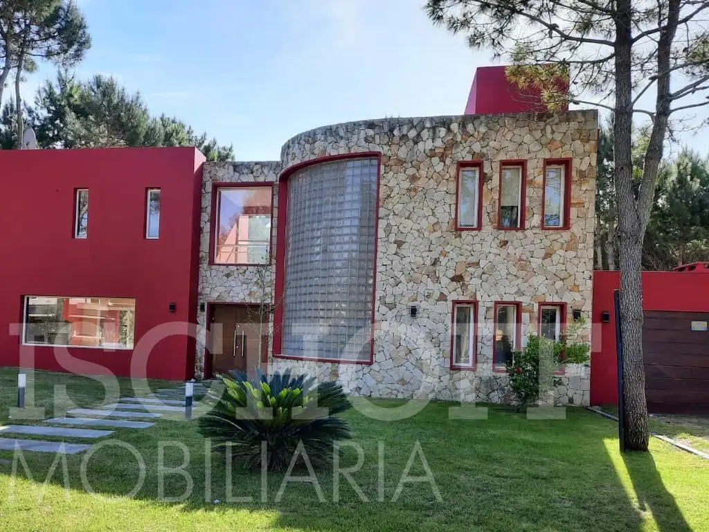 VENTA HERMOSA CASA UBICADA EN BARRIO PRIVADO LA HERRADURA