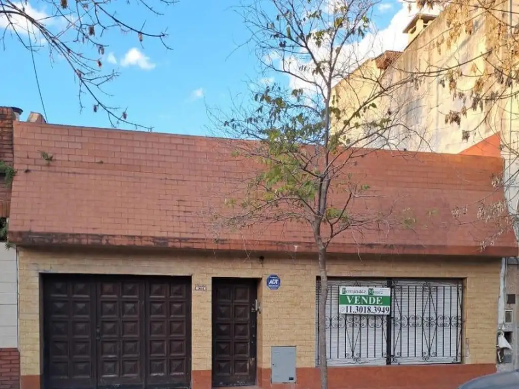 CASA SOBRE LOTE PROPIO A RECICLAR DE CINCO AMBIENTES O LOTE TODO EN PLANTA BAJA, PATIO Y TERRAZA