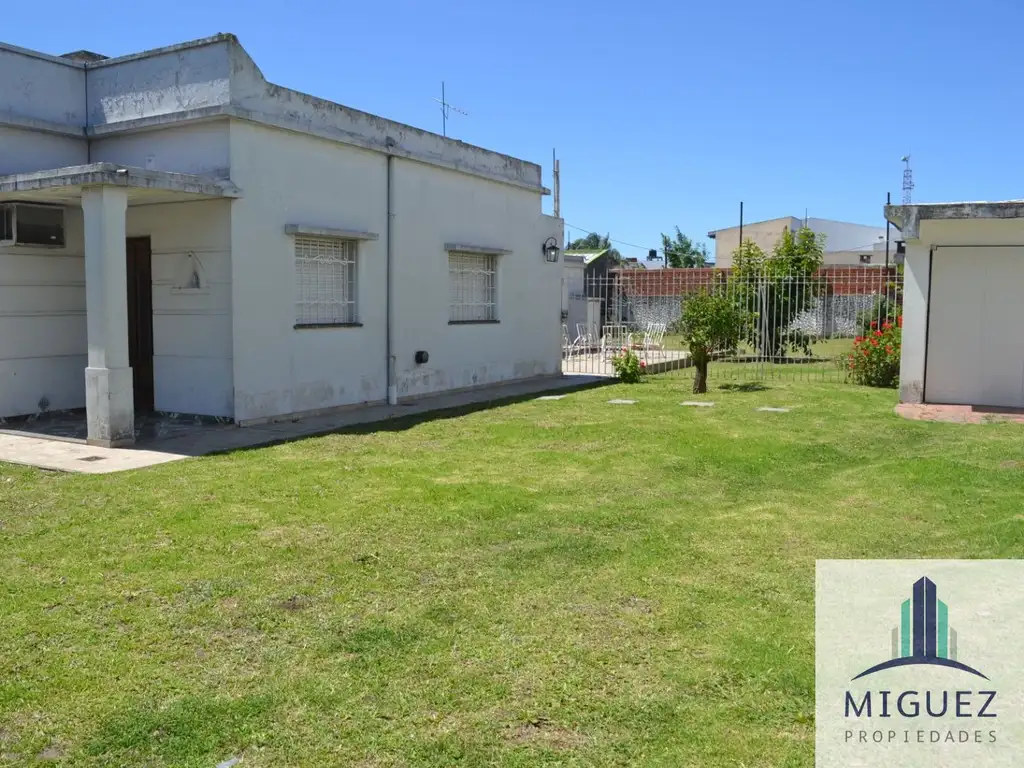 Casa en venta a reciclar de 2 dormitorios c/ cochera en Villa Domínico