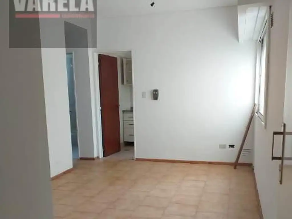 Calderón de la Barca 2700 Piso 1 Villa Devoto Dpto 3 amb. al cfte. c/lavadero. Venta con Renta.