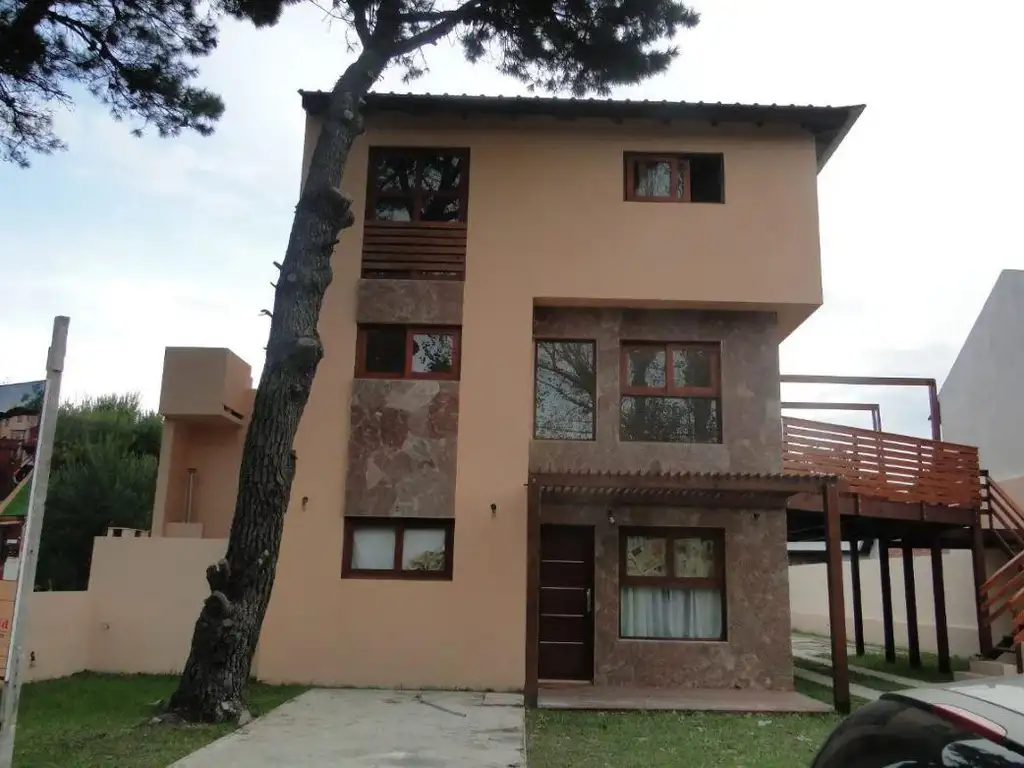 Casa en venta - 3 dormitorios 2 baños - Cochera - 115mts2 - San Bernardo Del Tuyu