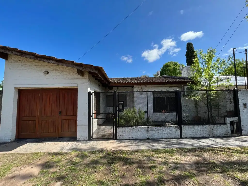 Casa en venta con 3 dormitorios. Apta crédito