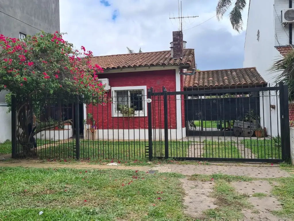 EN VENTA EN EL PALOMAR SOBRE LOTE DE 11 X 37; CHALET DE 3 AMBIENTES - FICHA 8879