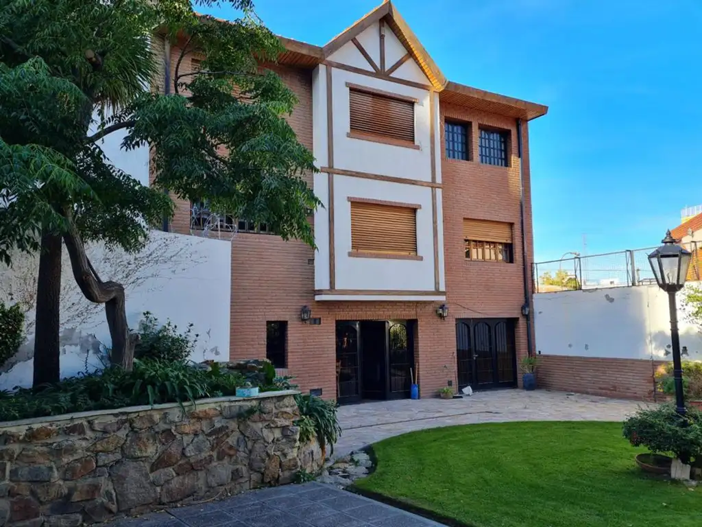 VENTA CASA 3 DOMITORIOS CON QUINCHO CENTRO