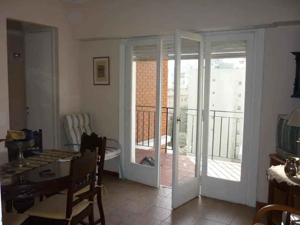 3 Ambiente con balcón terraza a la calle en venta - Centro