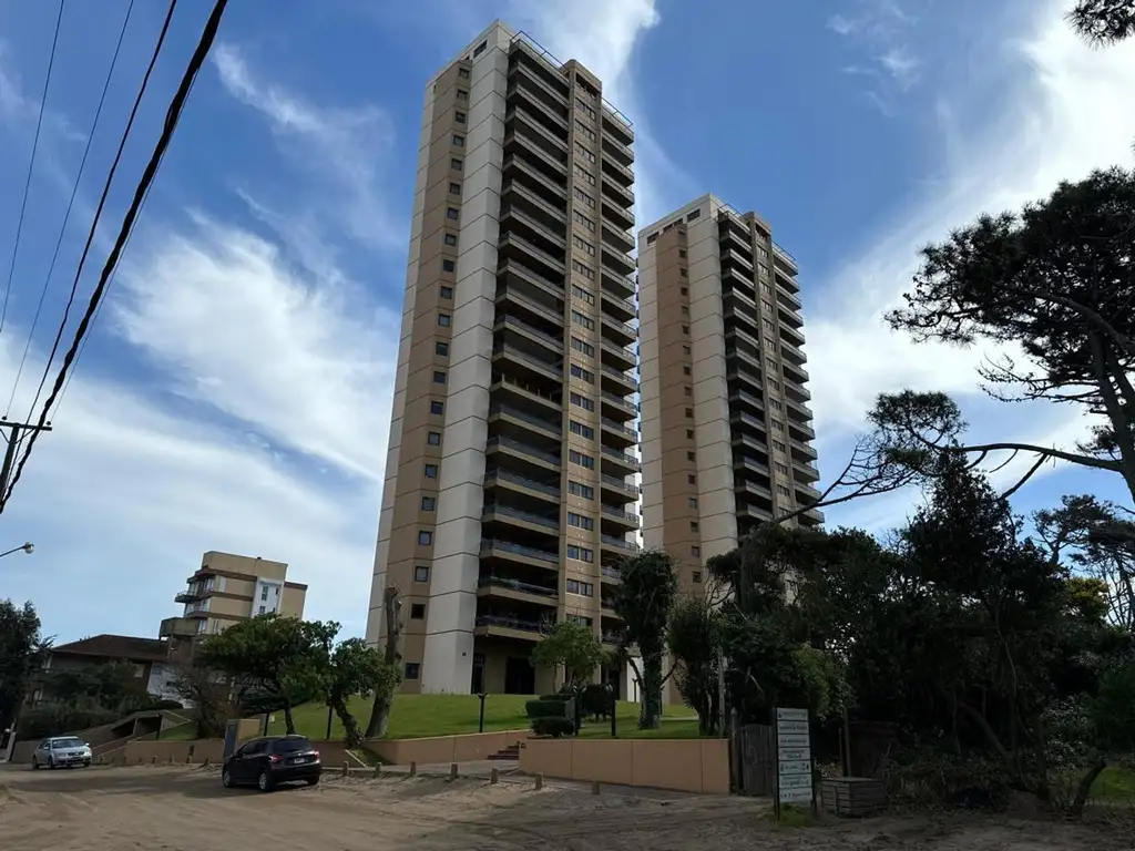 Departamento de 3 ambientes de categoría con vista al mar