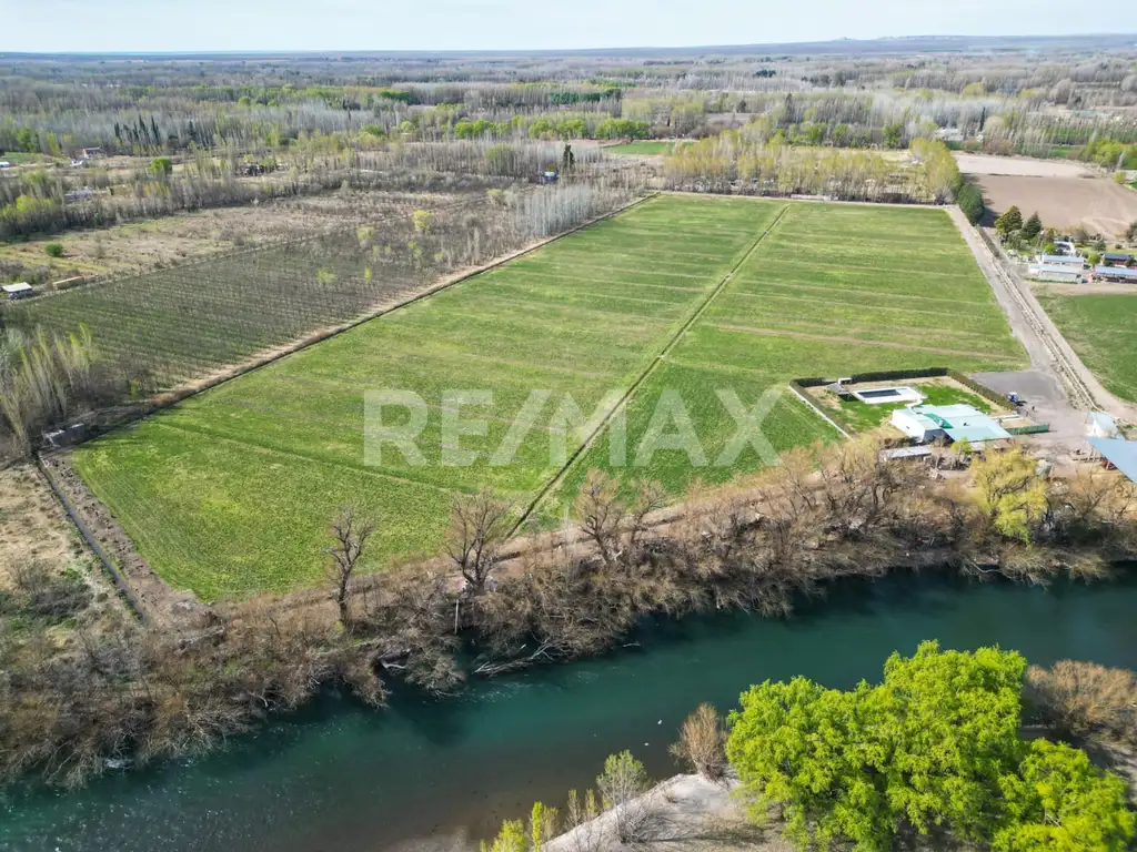 Se vende casa quinta con costa de Río Neuquén