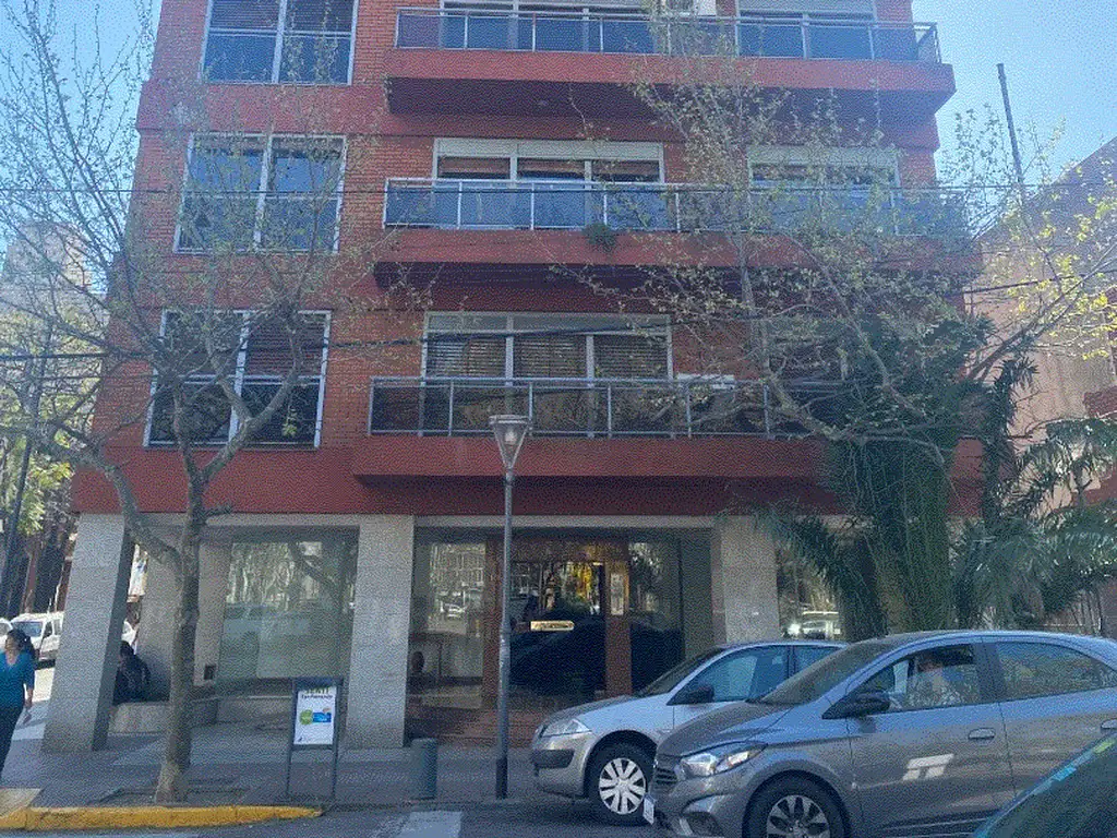 Excelente Piso en el centro de San Fernando Fte a la plaza Mitre con Dep. de servicio y Coch.