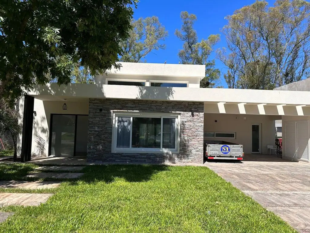 Casa con vista al golf y piscina. Financiable.