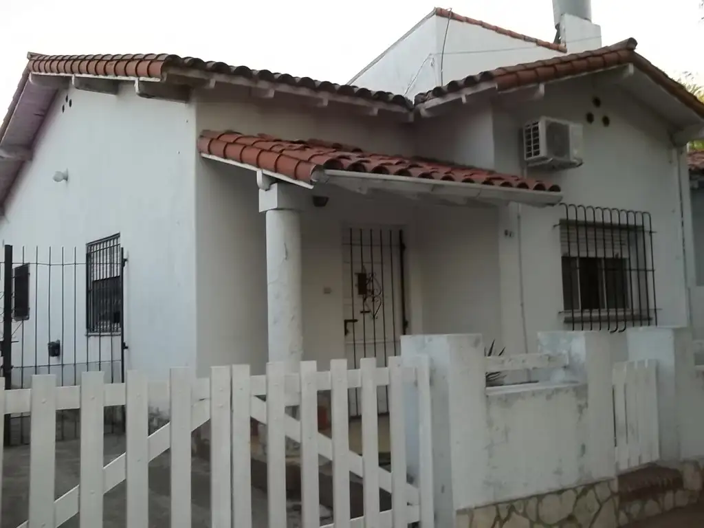 DOS CASAS SOBRE LOTE DE 290 M2 PARA REFACCIONAR EN MUY BUENA ZONA DE BECCAR