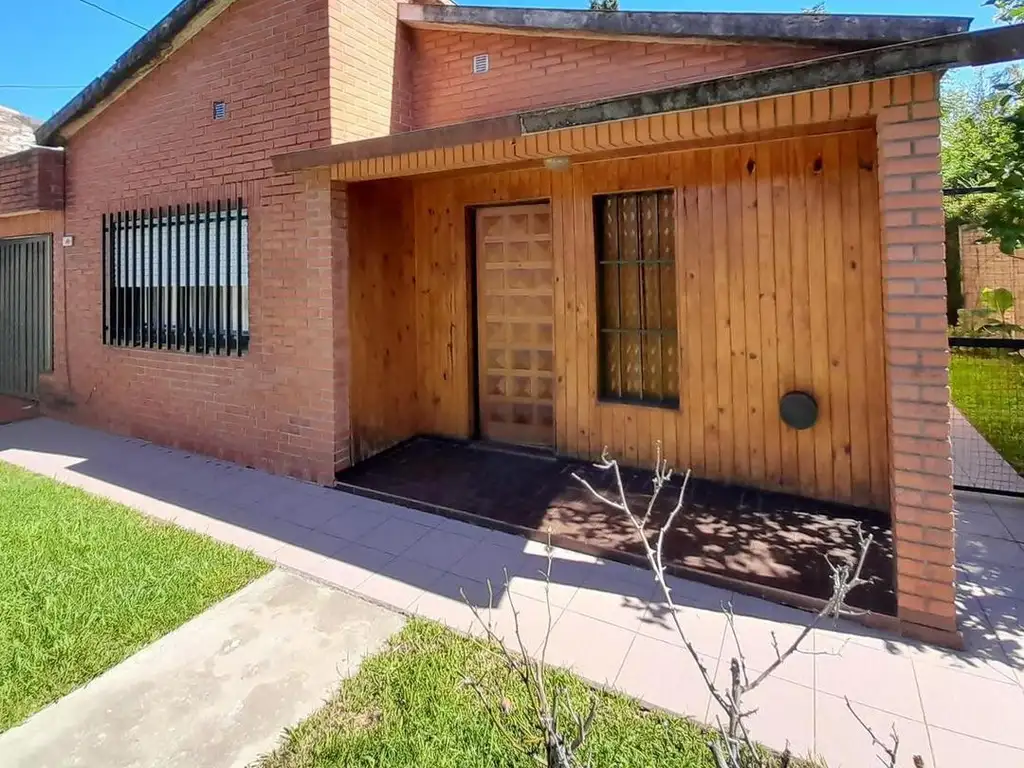 EXCELENTE CASA CON JARDÍN DELANTERO Y PARQUE INMENSO TRASERO