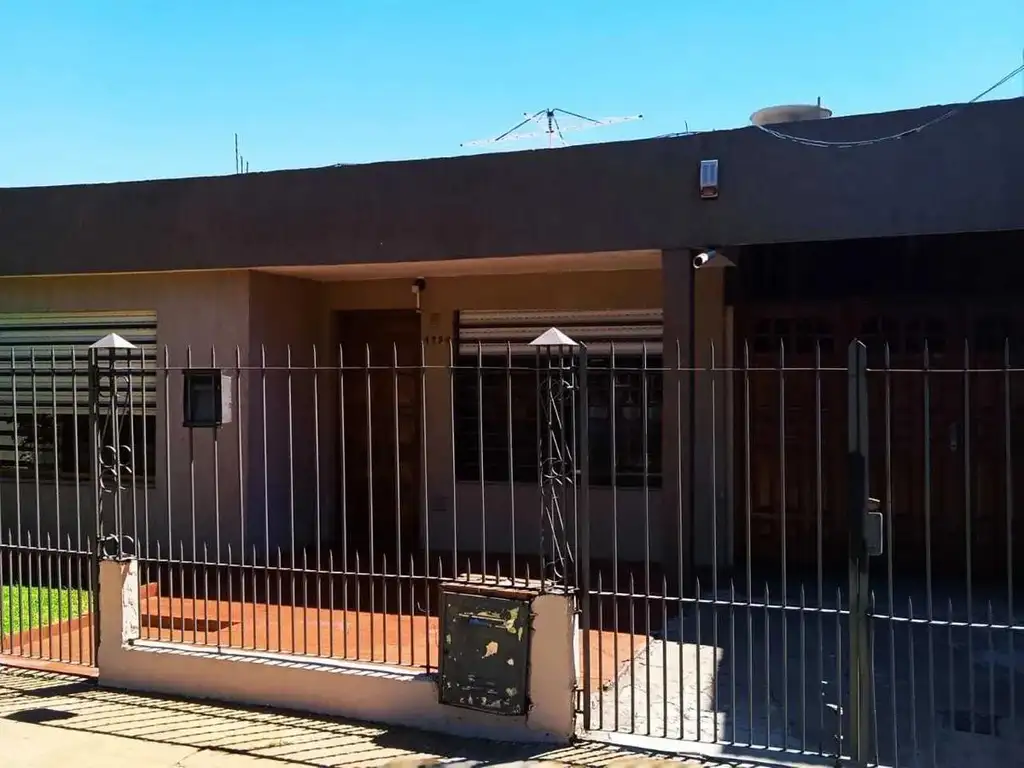 Casa en venta - 2 dormitorios 1 baño - 90mts2 - Berazategui