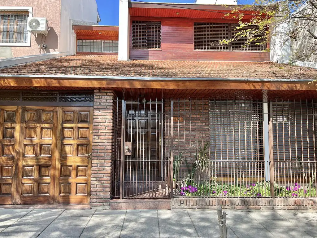 Casa Alquiler 6 ambientes 40 años, 280m2, 1 cochera, Agustín Alvarez