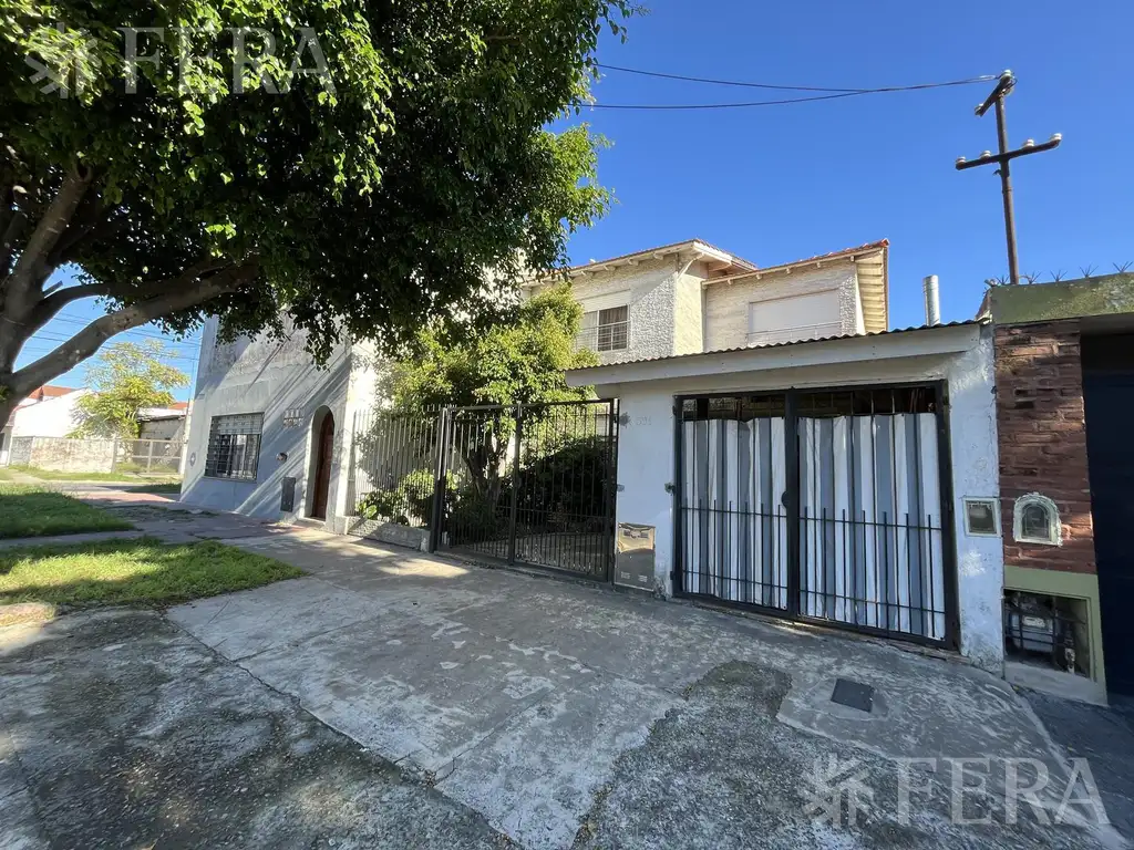 Venta de casa de 3 ambientes con cochera en Villa Dominico