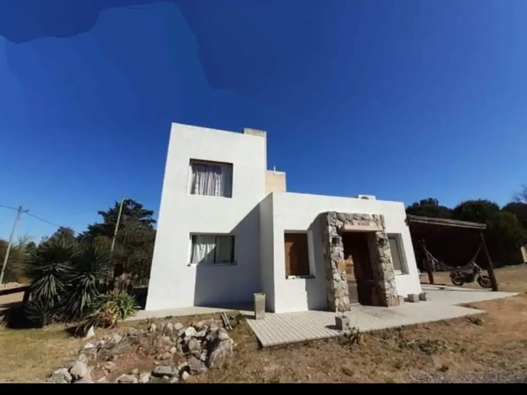 CASA EN VENTA EN HUERTA GRANDE 1213 MT DE TERRENO