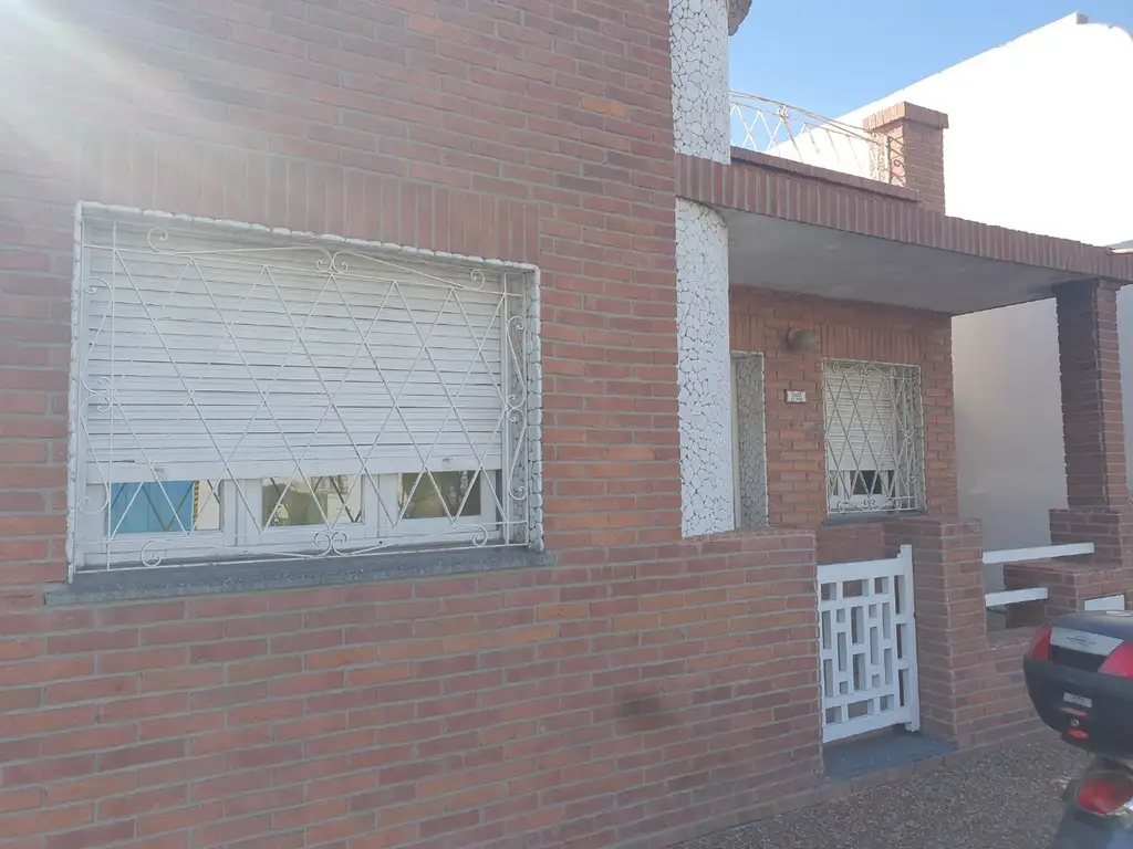 casa en muy buen estado de conservacion a 2 cuadras de la estacion Lourdes