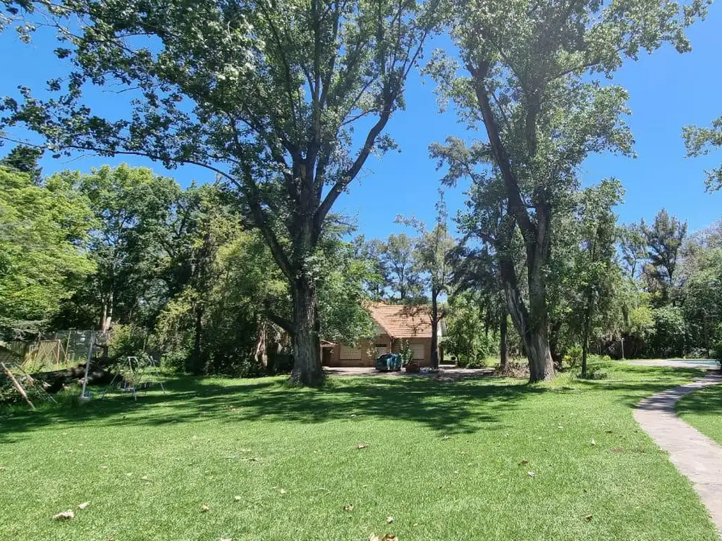 RETASADA! Excelente quinta en Los Jazmines, Piscina, Quincho, casa caseros.