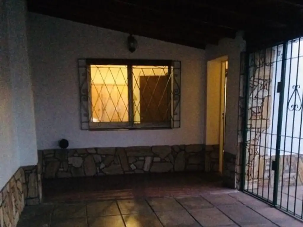 CHALET DE 3 AMBIENTES EN VENTA - MORON - FINANCIA