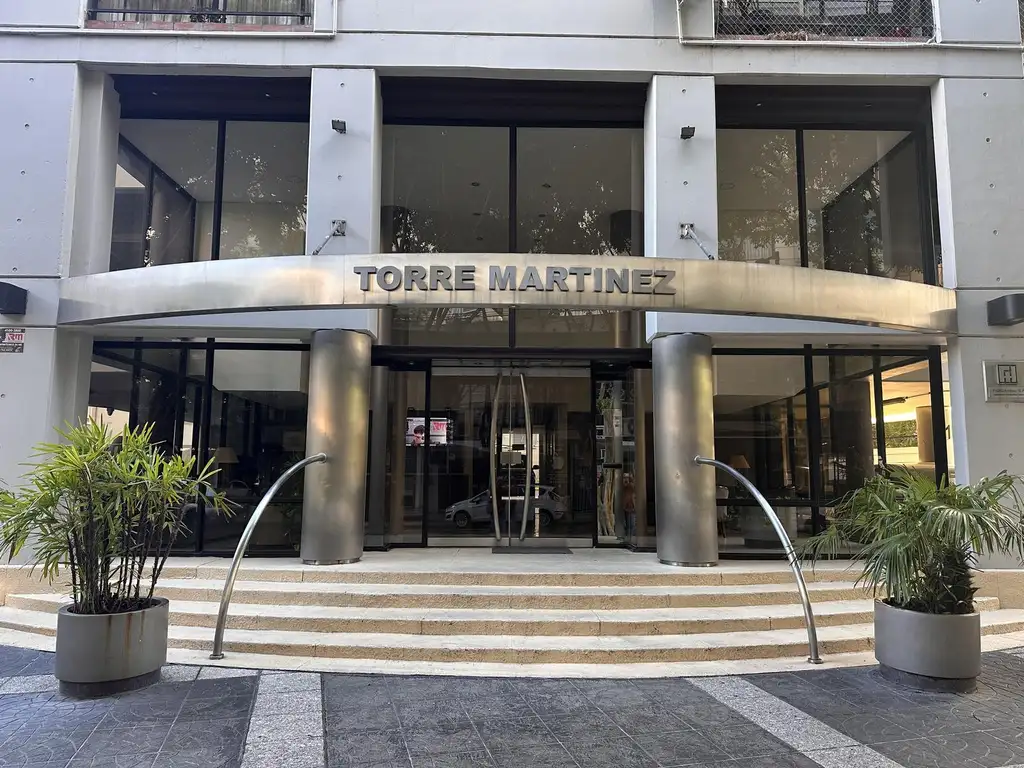 Excelente departamento en alquiler en TORRE MARTINEZ, en el centro de Martínez.