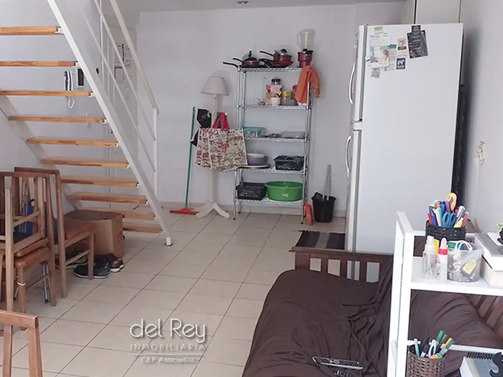 del Rey Inmobiliaria: Barrio Luis Agote, duplex, 50 m2, 10 años.