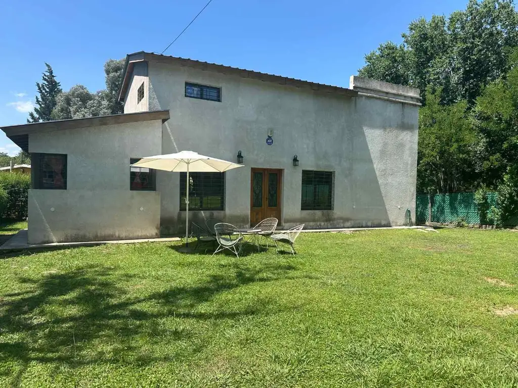 CASA con GRAN terreno en VILLA PARQUE SIQUIMAN