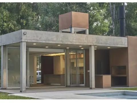 CASA DE 3 DORMITORIOS CON COCHERA, GALERÍA Y PISCINA