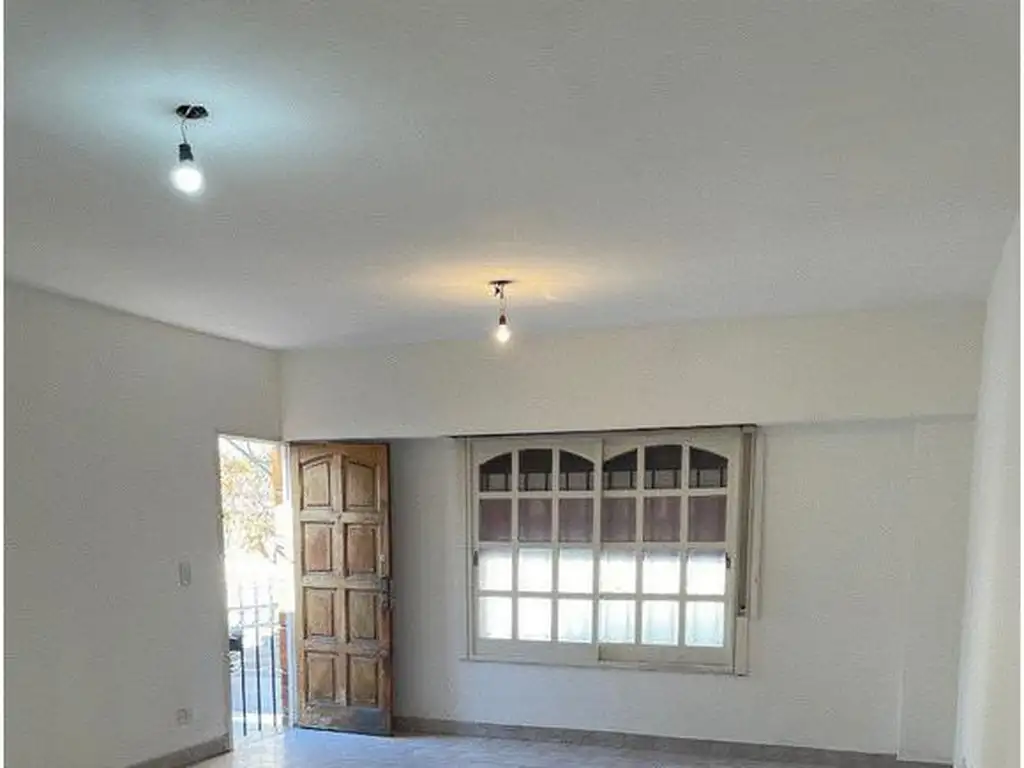 Departamento 3 ambientes tipo casa al frente Uso profesional o uso comercial