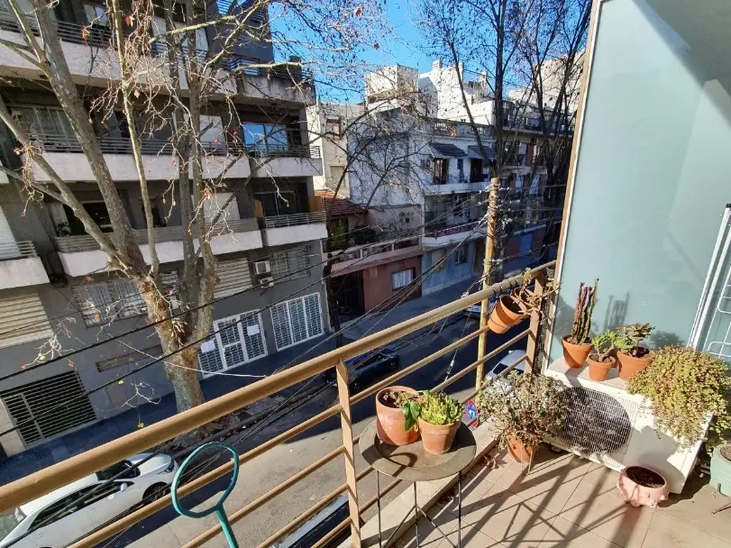 LUMINOSO, APTO PROFESIONAL, 35 m2.  LAUNDRY, SUM con parrilla Y TERRAZA común.